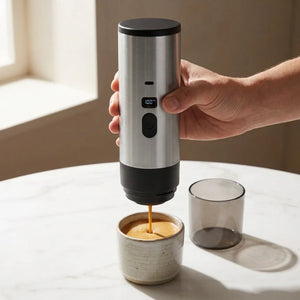 Cafeteira portátil servindo espresso em xícara externa