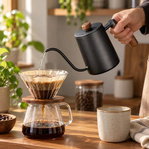 Zurich Preta de 600 mL servindo água no café coado