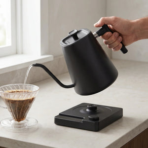 Chaleira Eletrica Bico de Ganso Inox Preta Monza Lumi Homi em despejo controlado para cafe coado