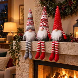 Três elfos de Natal com pernas longas apoiados sobre lareira decorada