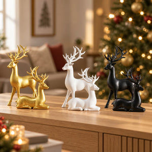Kit com duas renas decorativas nas cores dourado, branco e preto em aparador natalino