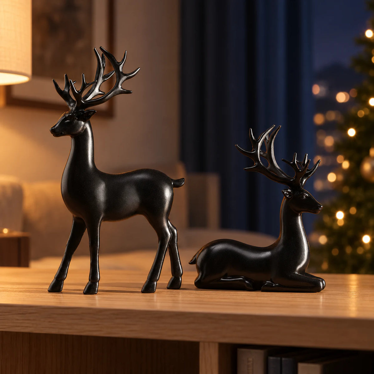 Duas renas decorativas pretas sobre estante de madeira com luzes de Natal