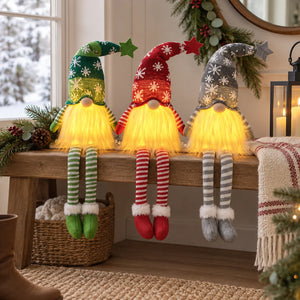 Gnomos natalinos iluminados verde, vermelho e cinza em banco de hall