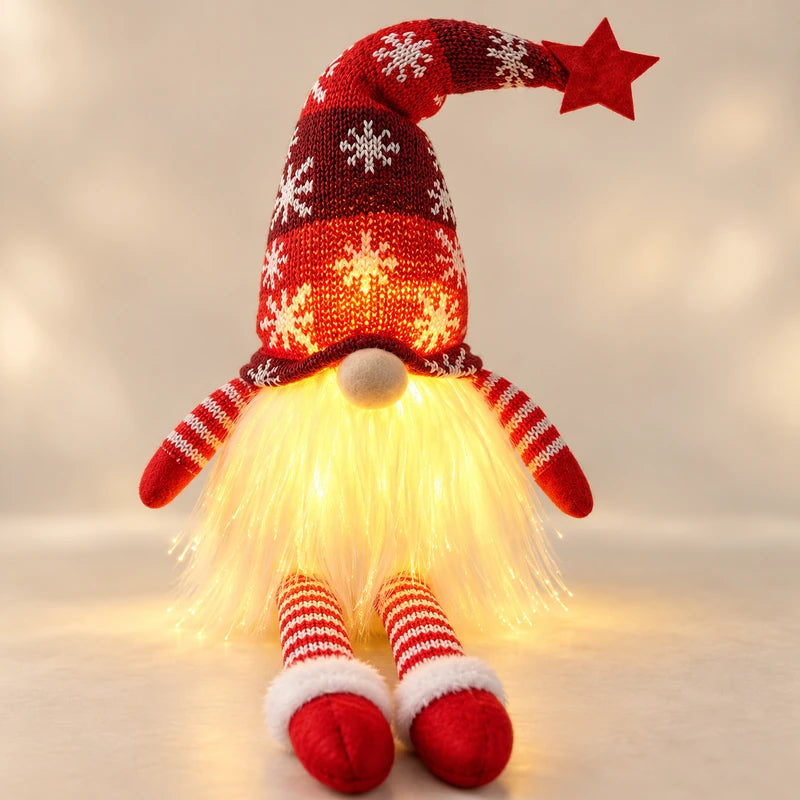 Detalhe do gnomo vermelho com gorro e barba iluminados em luz quente