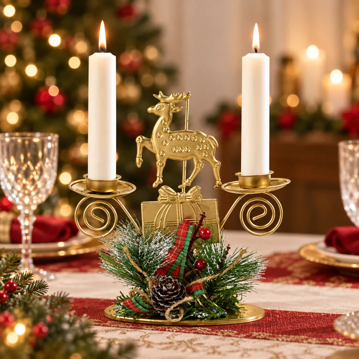 Castiçal de Natal dourado modelo Rena em mesa com duas velas