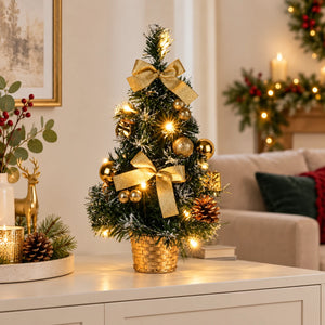 Mini árvore de Natal LED de 40 cm na cor dourada sobre aparador