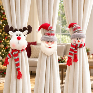 Prendedores de cortina natalinos com rena, Papai Noel e boneco de neve em sala decorada