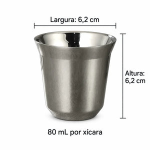 Xícara de café inox cinza Lumi Homi com acabamento prateado, 80 mL, 6,2 cm de altura e 6,2 cm de largura externa em fundo branco