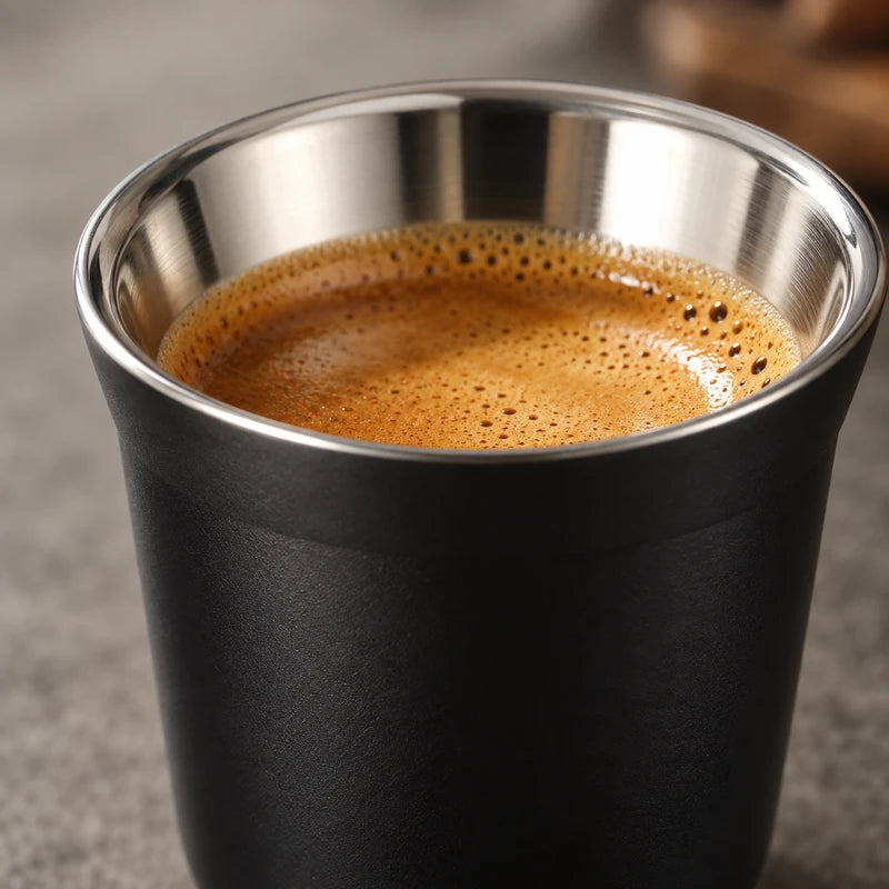 Detalhe da borda metálica e do acabamento externo preto de uma xícara de café inox Lumi Homi