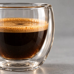Detalhe da construção de parede dupla da xícara de vidro com café