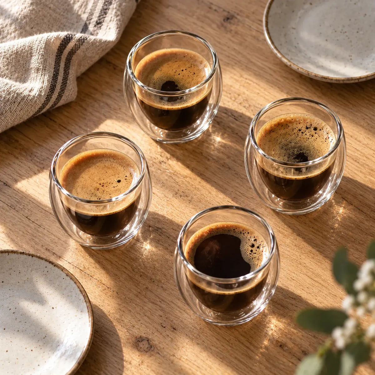 Quatro xícaras de café parede dupla vistas de cima com espresso