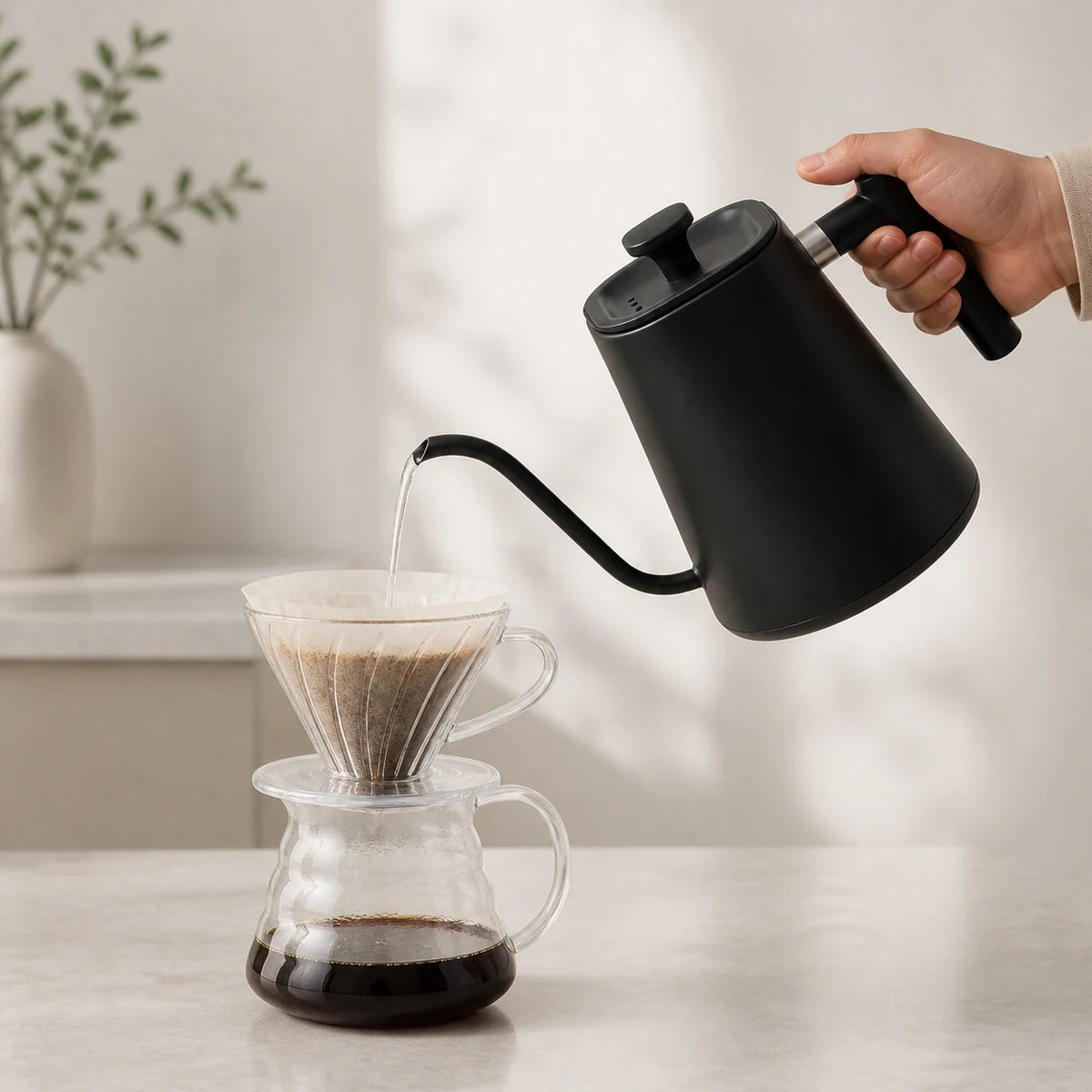 Chaleira Elétrica Monza preparando café coado em V60 sobre servidor de vidro
