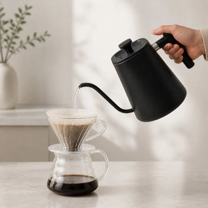 Chaleira Elétrica Monza preparando café coado em V60 sobre servidor de vidro