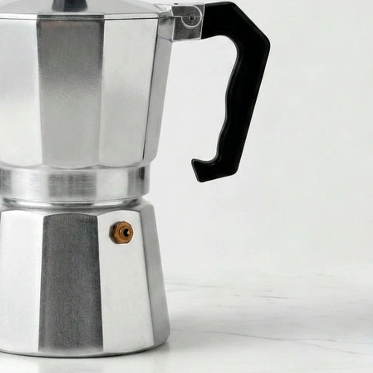 Detalhe da cafeteira italiana Napoli com acabamento em alumínio válvula lateral e alça preta