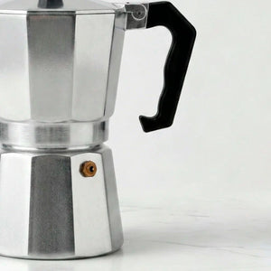 Detalhe da cafeteira italiana Napoli com acabamento em alumínio válvula lateral e alça preta