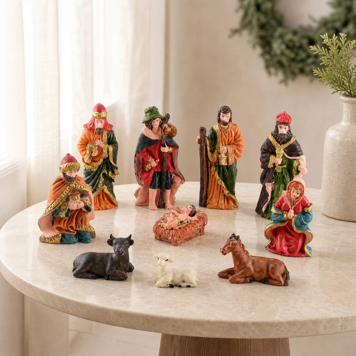 Presépio de Natal com 10 figuras de resina sobre mesa de pedra