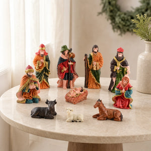 Presépio de Natal com 10 figuras de resina sobre mesa de pedra