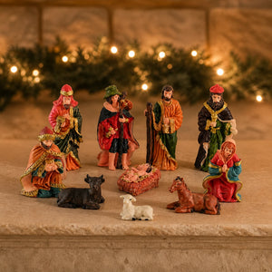 Presépio de Natal 10 Peças em Resina sobre lareira decorada