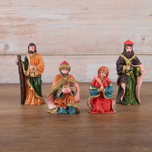 Detalhe das figuras pintadas do Presépio de Natal em Resina