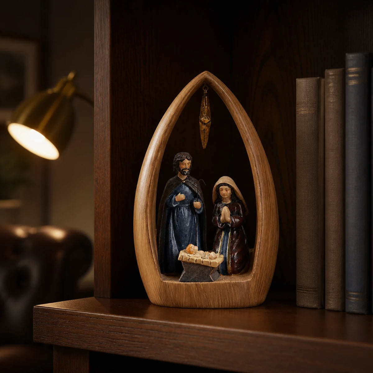 Presépio de Natal em resina amadeirado sobre estante de madeira escura