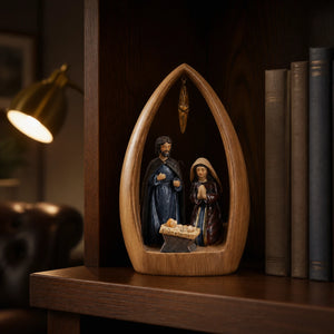 Presépio de Natal em resina amadeirado sobre estante de madeira escura