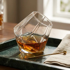 Copo de Whisky Cristal Toronto em cena premium com base rotativa