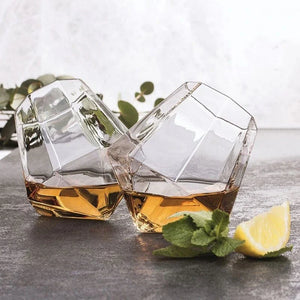 Copos de whisky Toronto em mesa com bebida e gelo